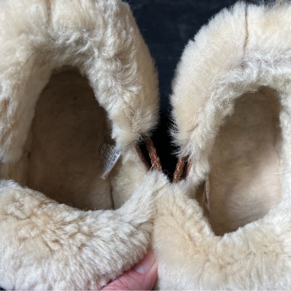 UGG women’s short boots size 6 gently worn a few time. - Picture 7 of 8